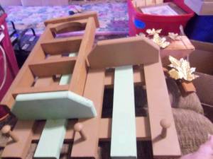 lot 81 image: Box of knick knack shelves...
