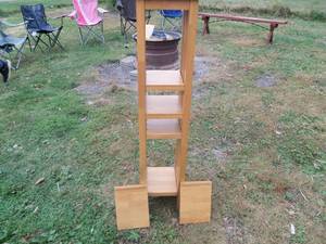 lot 194 image: Tall wooden shelf with 2 extra shel...
