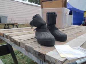lot 215 image: Black Boys boots size 7...