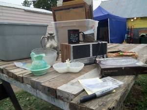 lot 217 image: Misc Dcor and Housewares...