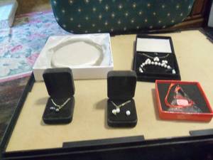 lot 230 image: 5pcs. Jewlery...