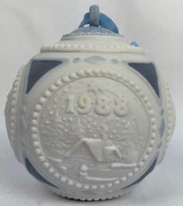 lot 88 image: Lladr 1988 Round Christmas Ornament