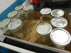 lot 7 image: 12 - Canning Jars