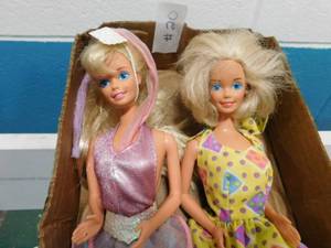lot 20 image: 2 - Vintage Barbie Dolls