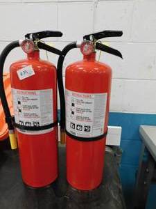 lot 27 image: 2 - Fire Extinguishers