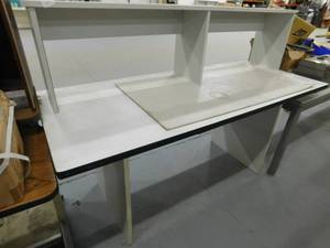 lot 47 image: Work Station - 58(w) x 30(d) x 26(h) - removeable top