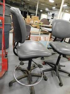 lot 93 image: 2 - Rolling Tech Chairs