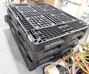 lot 114 image: 5 - Plastic Pallets