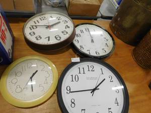 lot 118 image: 4 - Clocks