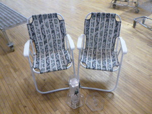 lot 68 image: 2 Folding Lawn Chairs