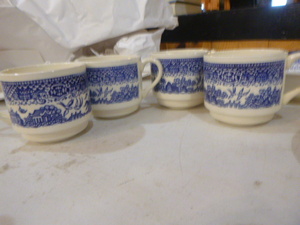 lot 76 image: Set of 4 Blue and White Dishes