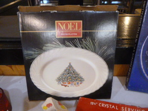 lot 77 image: Christmas Dcor