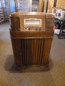 lot 90 image: Vintage Philco Console Radio
