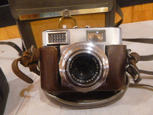 lot 102 image: Vintage Vitomatic I Camera