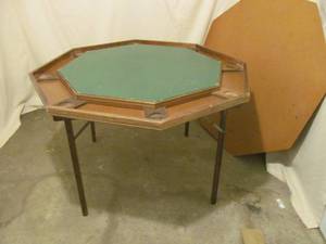 Foldable cards table