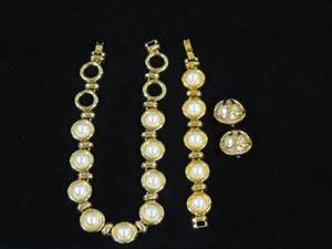 lot 71 image: Mid Century Modern Gold Tone Jewelry Set