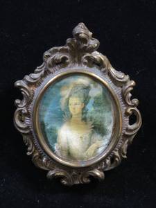 lot 58 image: Large Antique Silk Photo Pendant