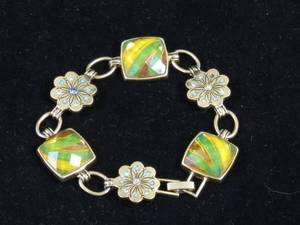 lot 60 image: Retro Gold Tone Bracelet