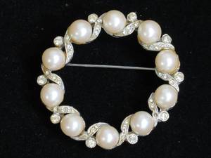 lot 55 image: Vintage Pearl Like Pin
