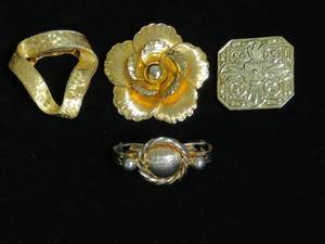 lot 42 image: 4 Vintage Clip On Pins