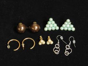 lot 43 image: Vintage Earring Sets