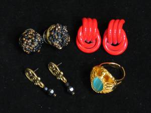 lot 46 image: Unique Costume Jewelry Pieces