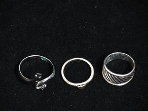 lot 82 image: 3 Ladies Fashion Rings
