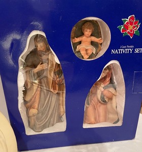 lot 147 image: Nativity Set and Decorative Plate