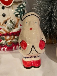lot 143 image: Holiday Decor