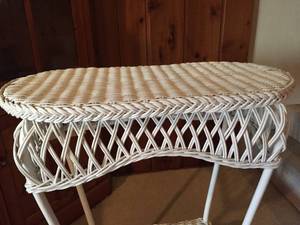 lot 198 image: Wicker Table