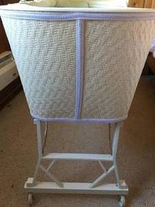 lot 200 image: Rolling Padded Cradle