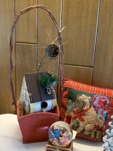 lot 100 image: Holiday Decor