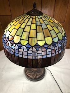 lot 34 image: Beautiful Stain Glass Table Lamp