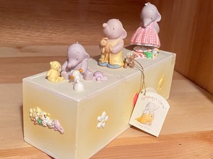lot 8 image: Childrens Room Decoration Items