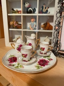 lot 9 image: Shadow Box with Miniatures and More