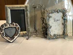 lot 60 image: Decorative Picture Frames and Lamp Shades