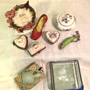 lot 67 image: Fun Trinket Boxes