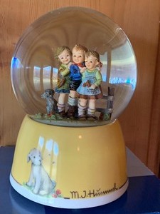 lot 307 image: Hummel Snowglobe Follow the Leader