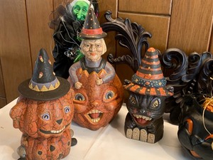 lot 317 image: Halloween Decor