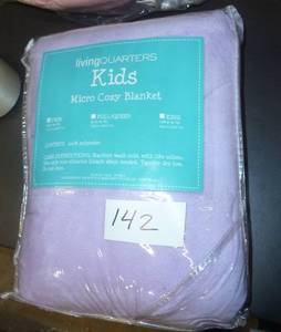 New microfiber blanket, twin size 6...