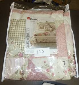 New Twin size bedspreadquilt and p...
