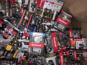 ASSORTED Gaylord KWIKSET DOORNOBShandle and hardware sets See pics