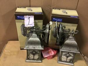 lot 1 image: Tiffany Collction 1-Light Golden Baroque Outdoor 2pk wall mount in good condition