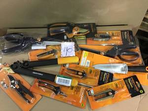 lot 40 image: Small Lot 5 in. Steel Rotating Blades Loop-Handled Grass Shears by Fiskars in good condition