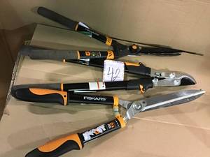 lot 42 image: Small Lot of 25 in. - 37 in. Telescoping Bypass Lopper by Fiskars in good condition
