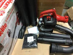 150 MPH 400 CFM 26cc Gas Handheld Blower Vacuum by Homelite in good condition