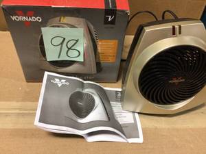 1559 BTU 750-Watt Portable Electric Fan Heater Furnace VH203 Personal Vortex by Vornado in good condition