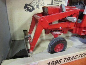 116th International 1586 Tractor wLoader