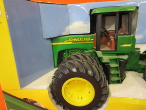 116th John Deer 4WD Tractor