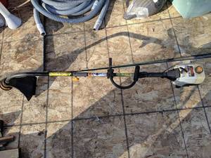 lot 158 image: Ryobi 15 31cc Gas Powered String Trimmer